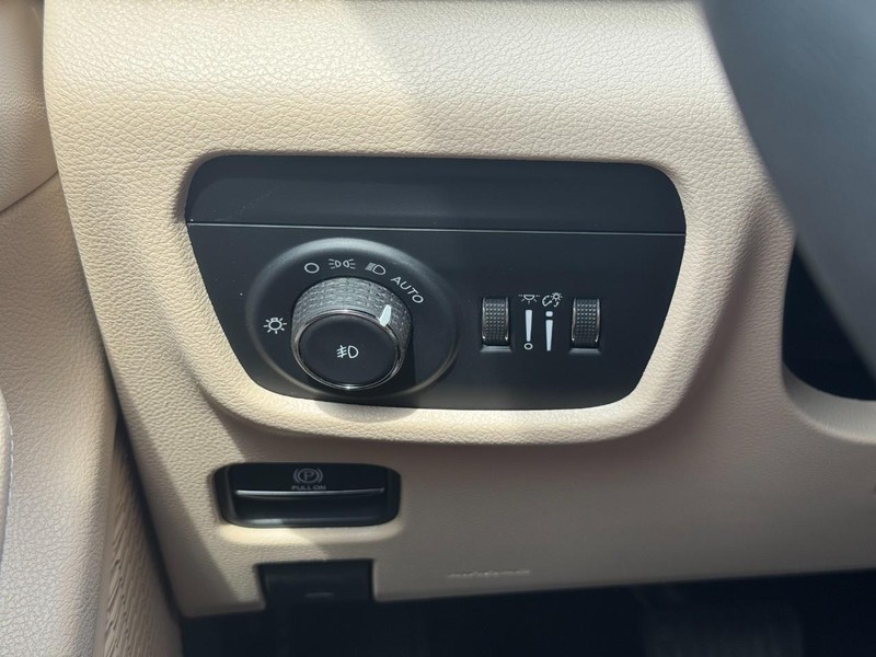 Jeep Grand Cherokee L Vehicle Full-screen Gallery Image 21