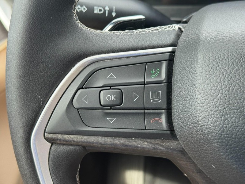 Jeep Grand Cherokee L Vehicle Full-screen Gallery Image 22