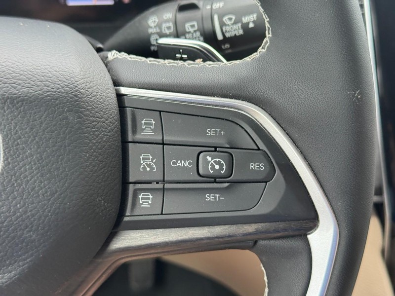 Jeep Grand Cherokee L Vehicle Full-screen Gallery Image 23