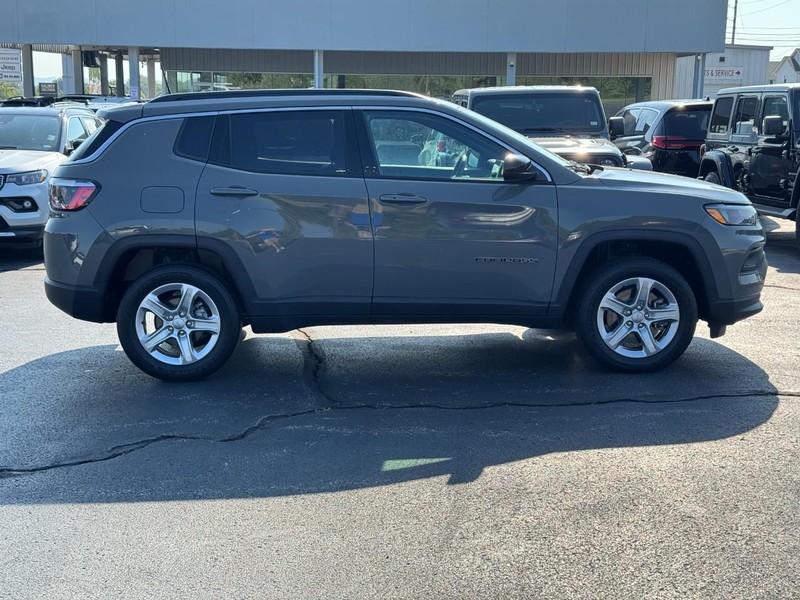 Jeep Compass Vehicle Full-screen Gallery Image 02
