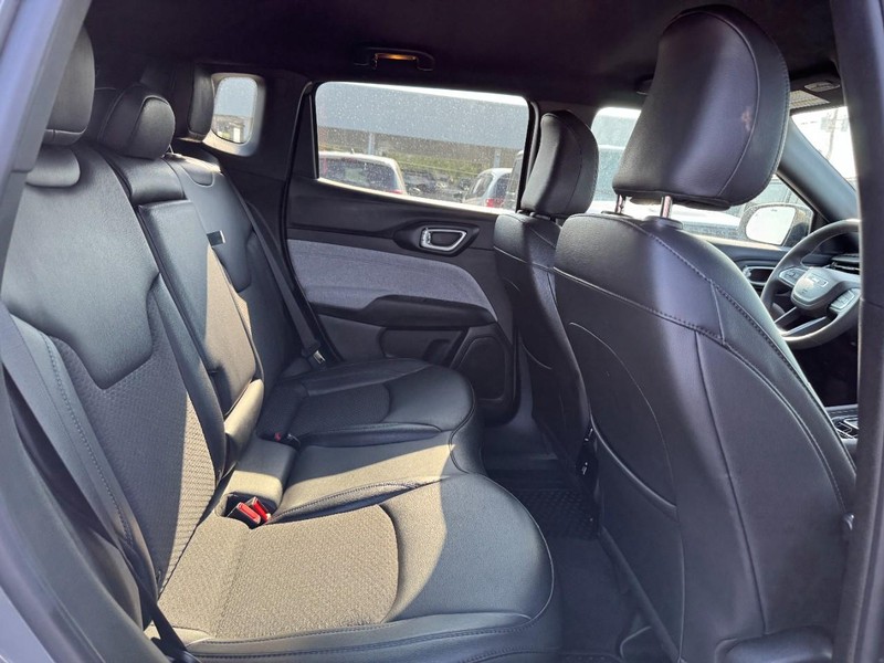 Jeep Compass Vehicle Full-screen Gallery Image 11