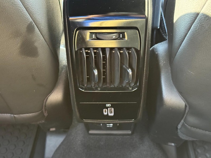 Jeep Compass Vehicle Full-screen Gallery Image 12