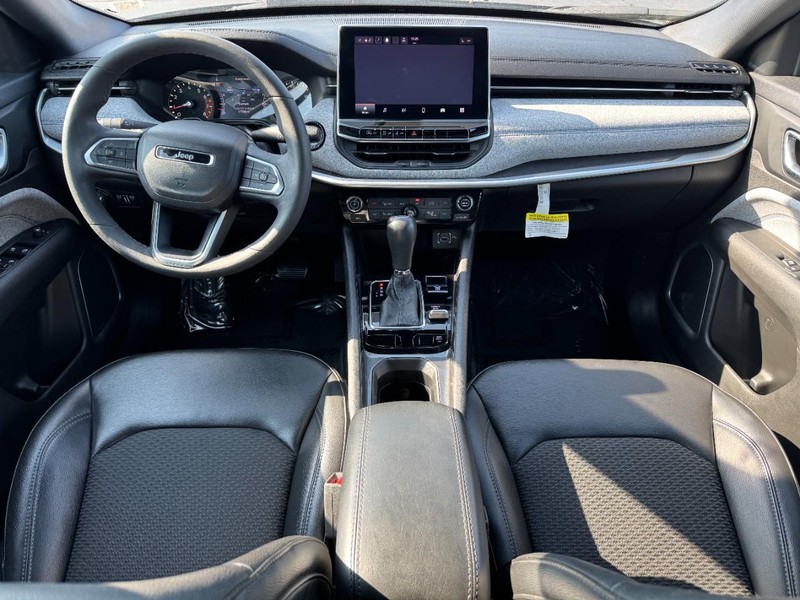 Jeep Compass Vehicle Full-screen Gallery Image 13