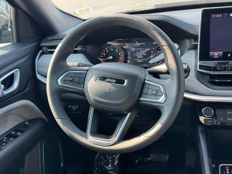 Jeep Compass Vehicle Full-screen Gallery Image 14