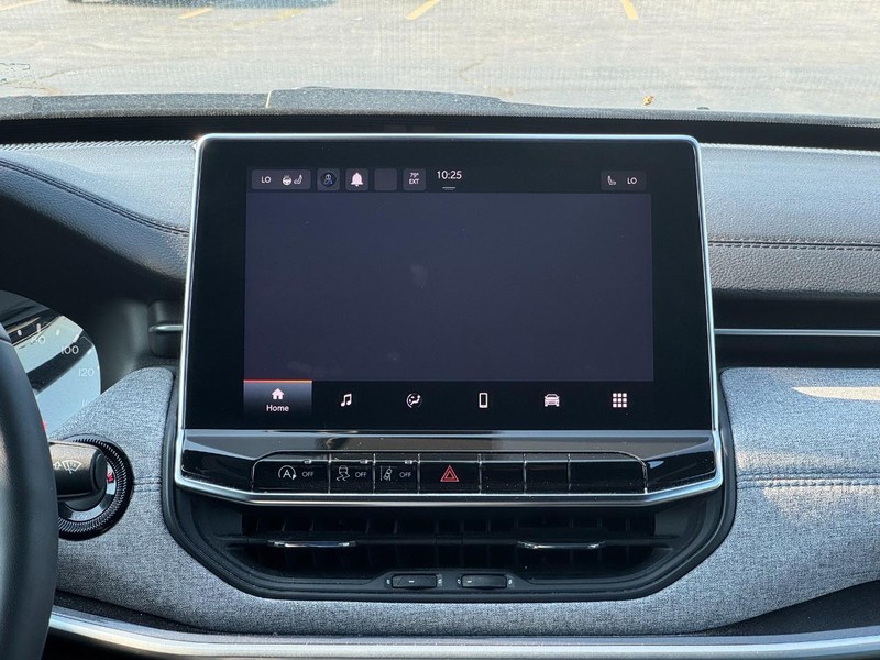 Jeep Compass Vehicle Full-screen Gallery Image 15