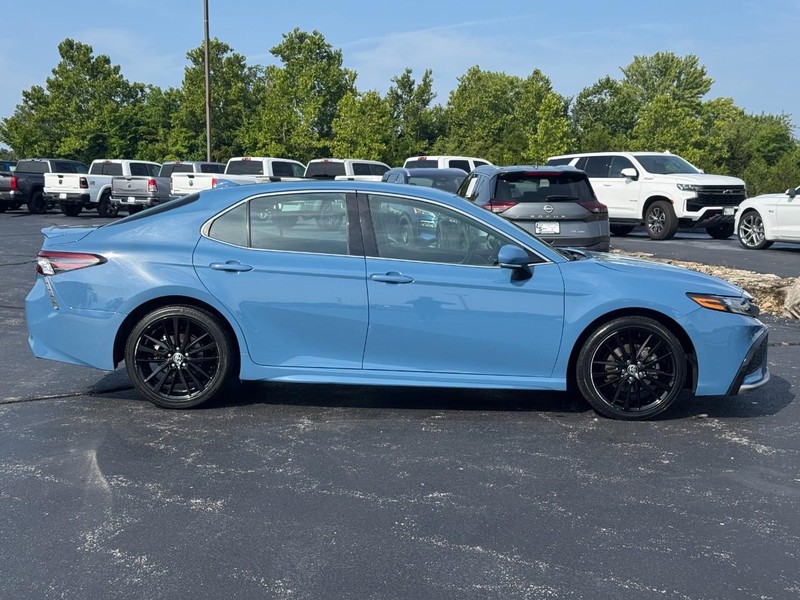 Toyota Camry Vehicle Full-screen Gallery Image 2