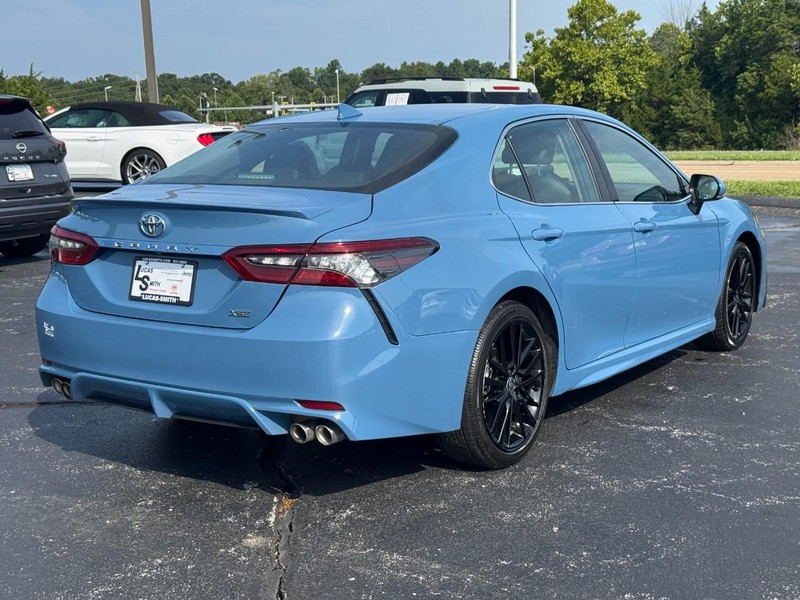 Toyota Camry Vehicle Full-screen Gallery Image 3