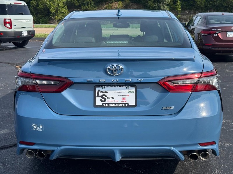 Toyota Camry Vehicle Full-screen Gallery Image 4
