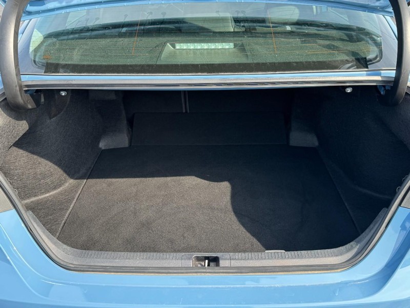 Toyota Camry Vehicle Full-screen Gallery Image 6
