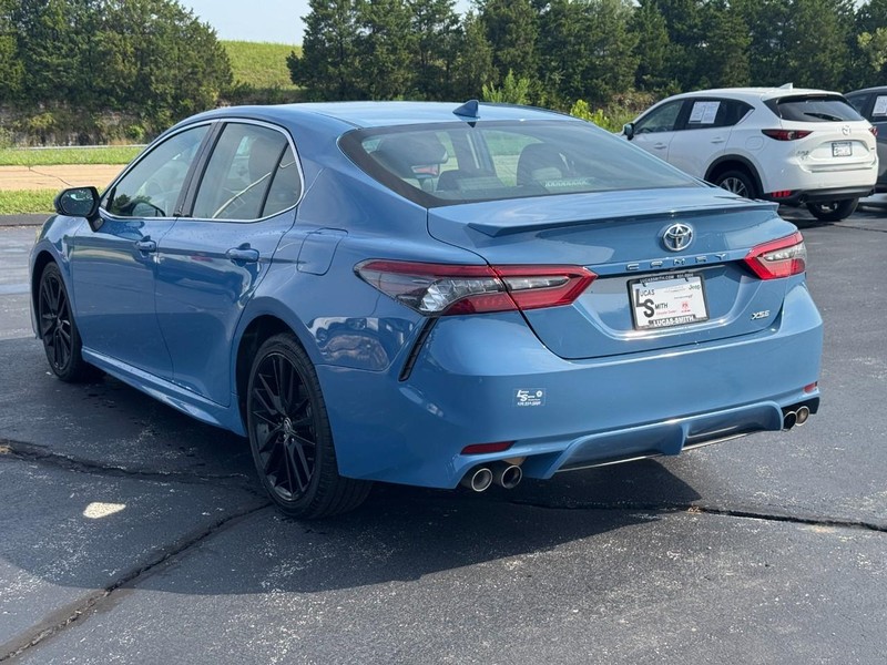 Toyota Camry Vehicle Full-screen Gallery Image 7