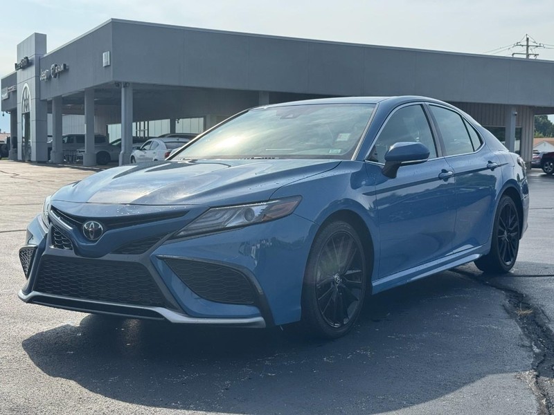 Toyota Camry Vehicle Full-screen Gallery Image 9