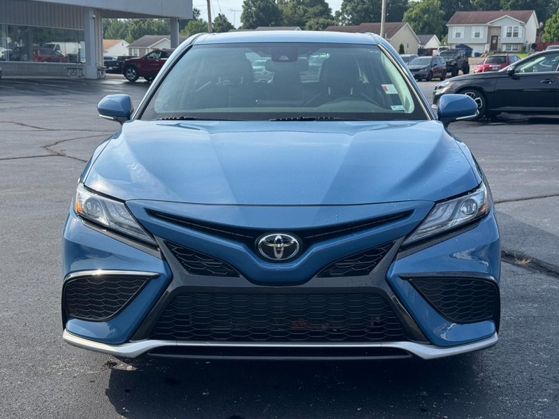 Toyota Camry Vehicle Full-screen Gallery Image 10