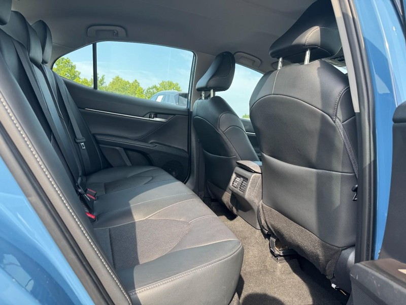 Toyota Camry Vehicle Full-screen Gallery Image 11