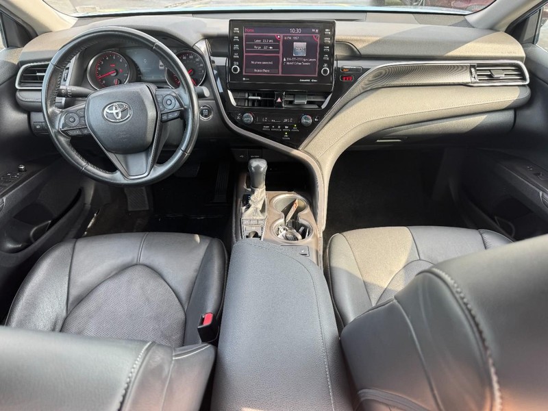 Toyota Camry Vehicle Full-screen Gallery Image 12