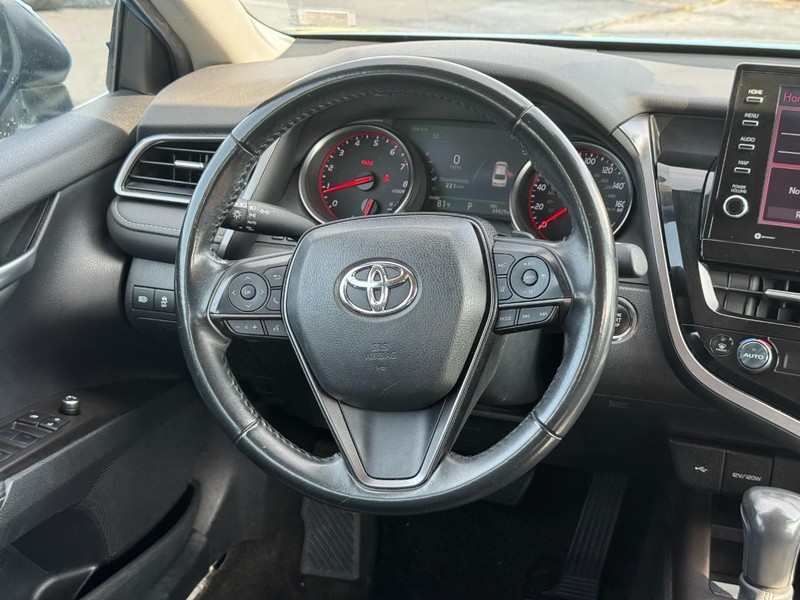 Toyota Camry Vehicle Full-screen Gallery Image 13