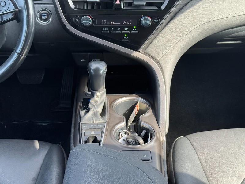 Toyota Camry Vehicle Full-screen Gallery Image 15