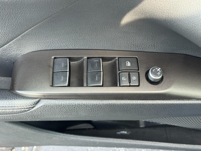 Toyota Camry Vehicle Full-screen Gallery Image 16