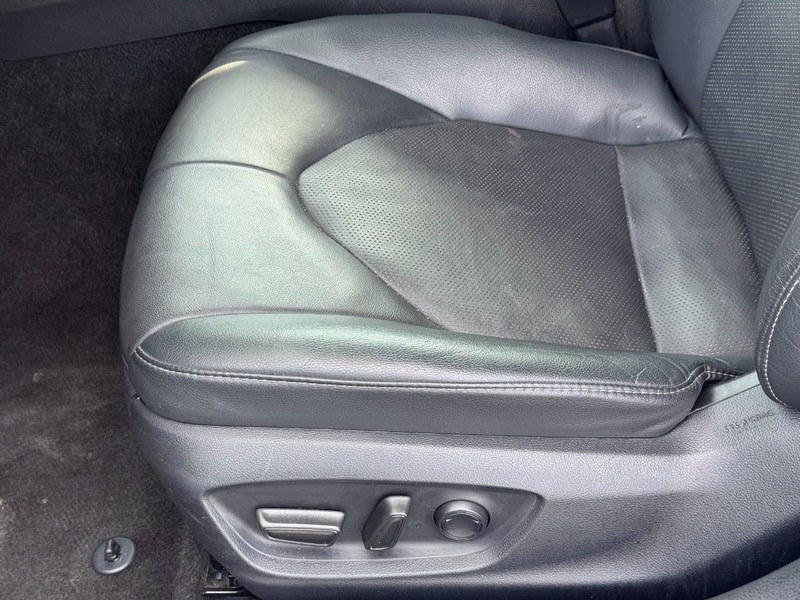 Toyota Camry Vehicle Full-screen Gallery Image 17