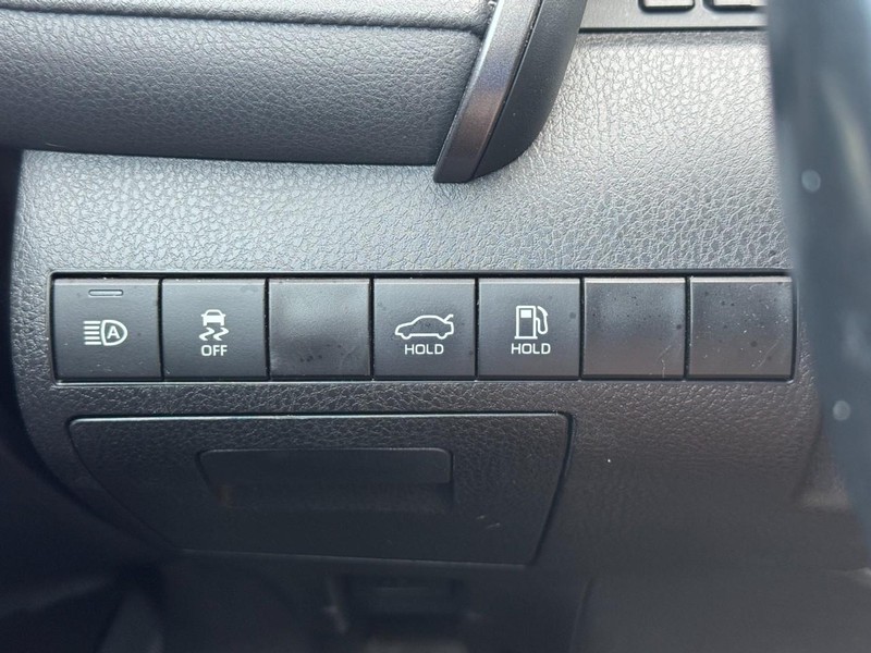Toyota Camry Vehicle Full-screen Gallery Image 18