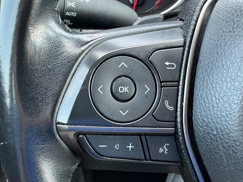 Toyota Camry Vehicle Full-screen Gallery Image 19