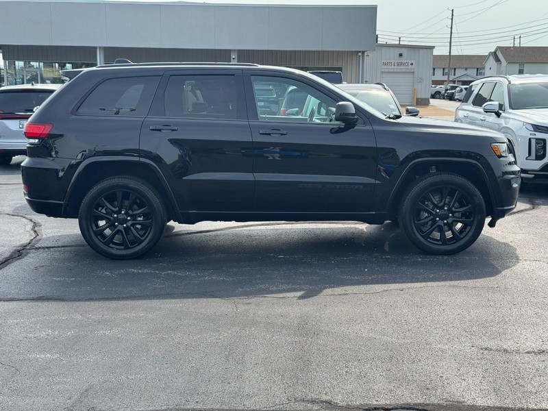 Jeep Grand Cherokee Vehicle Full-screen Gallery Image 2