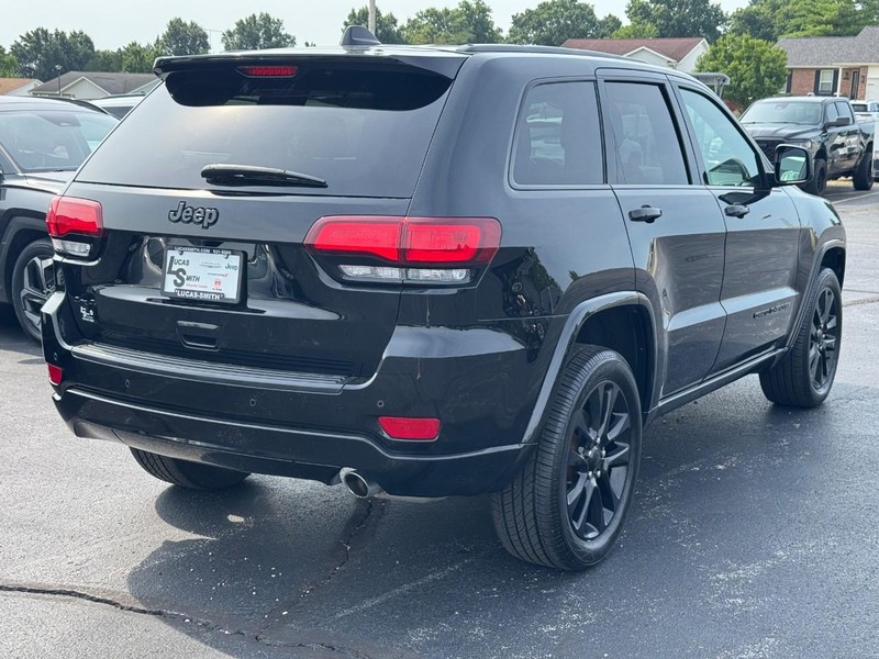 Jeep Grand Cherokee Vehicle Full-screen Gallery Image 3