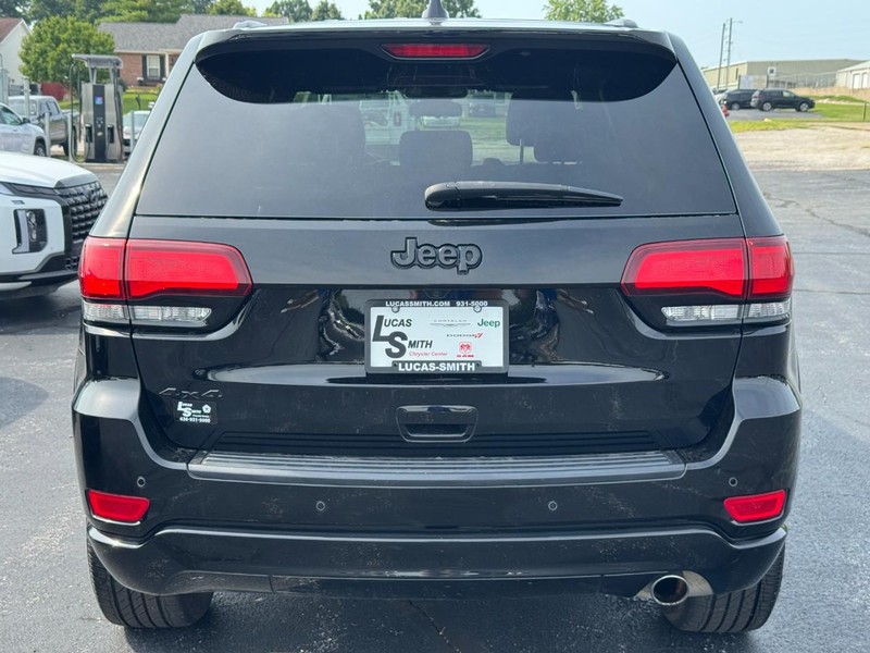 Jeep Grand Cherokee Vehicle Full-screen Gallery Image 4