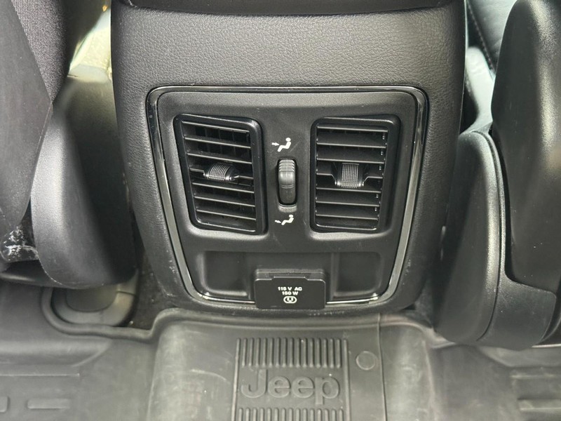 Jeep Grand Cherokee Vehicle Full-screen Gallery Image 11