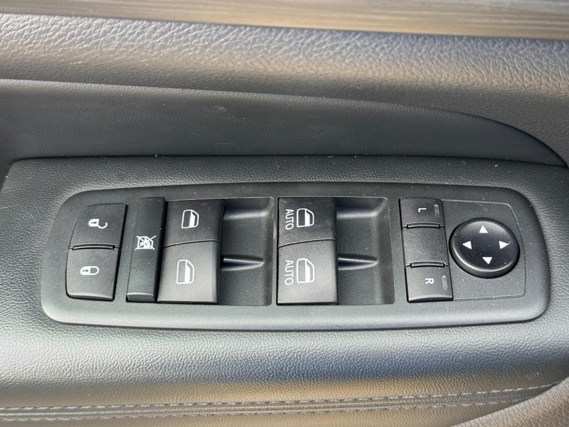 Jeep Grand Cherokee Vehicle Full-screen Gallery Image 16