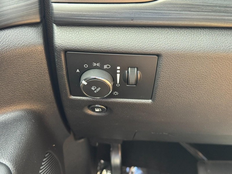 Jeep Grand Cherokee Vehicle Full-screen Gallery Image 18