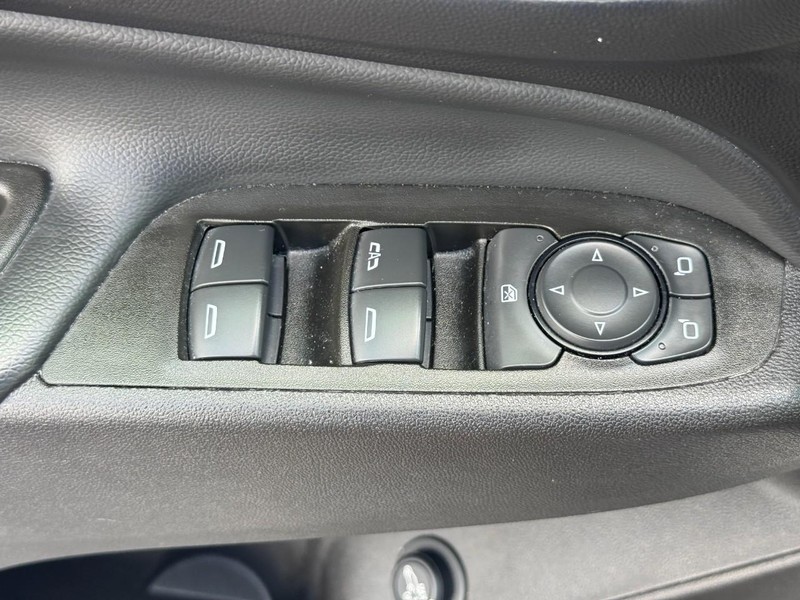 Chevrolet Equinox Vehicle Full-screen Gallery Image 17