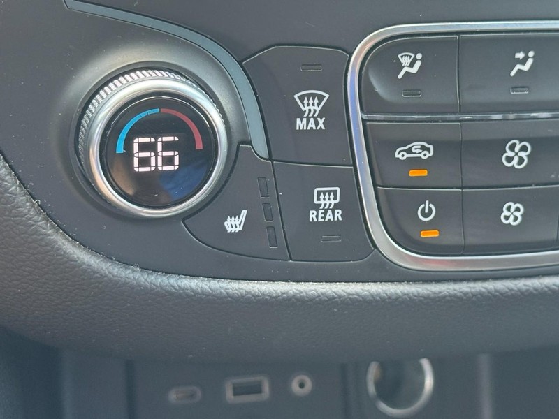 Chevrolet Equinox Vehicle Full-screen Gallery Image 25
