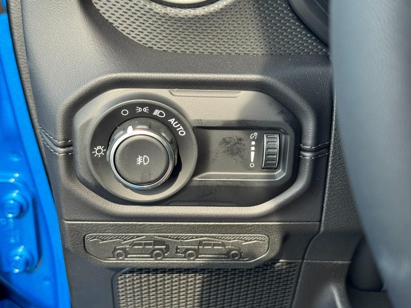 Jeep Wrangler Vehicle Full-screen Gallery Image 12