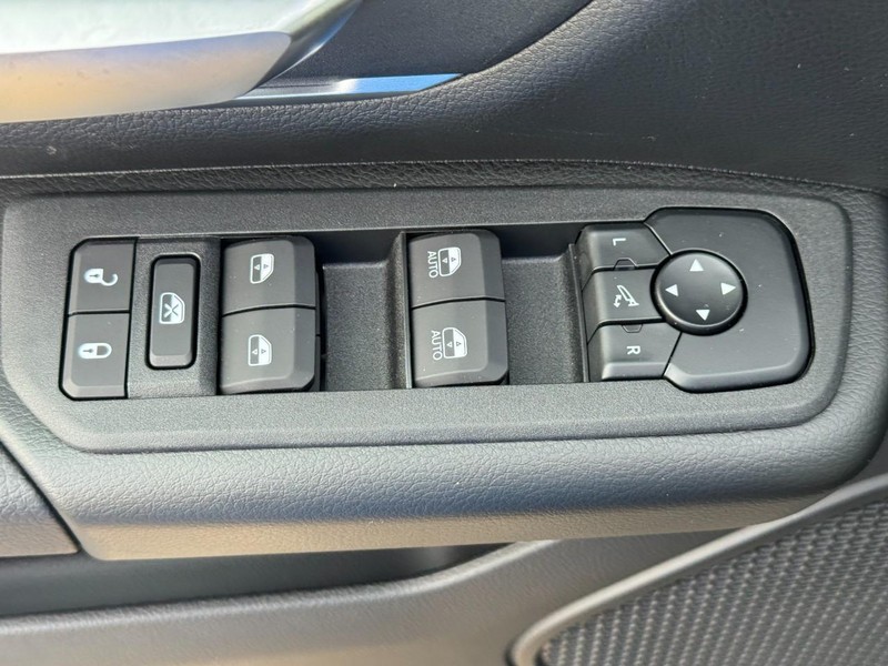 Ram 1500 Vehicle Full-screen Gallery Image 12