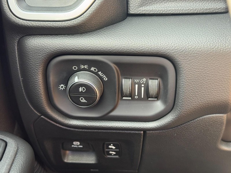 Ram 1500 Vehicle Full-screen Gallery Image 14