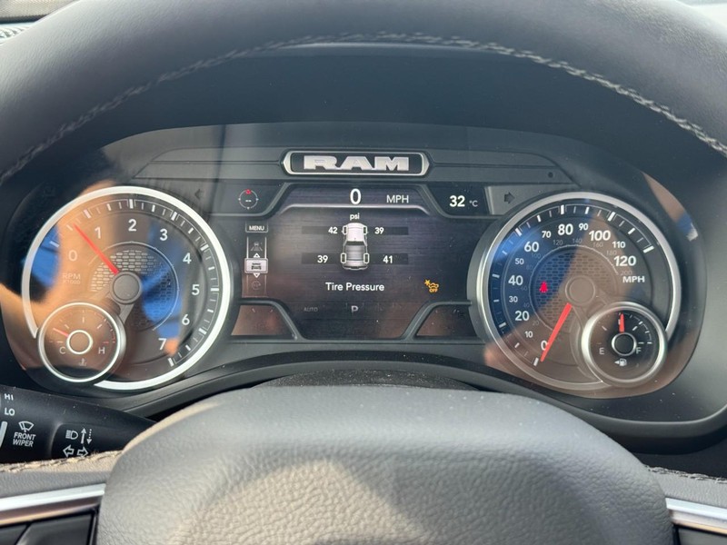 Ram 1500 Vehicle Full-screen Gallery Image 17