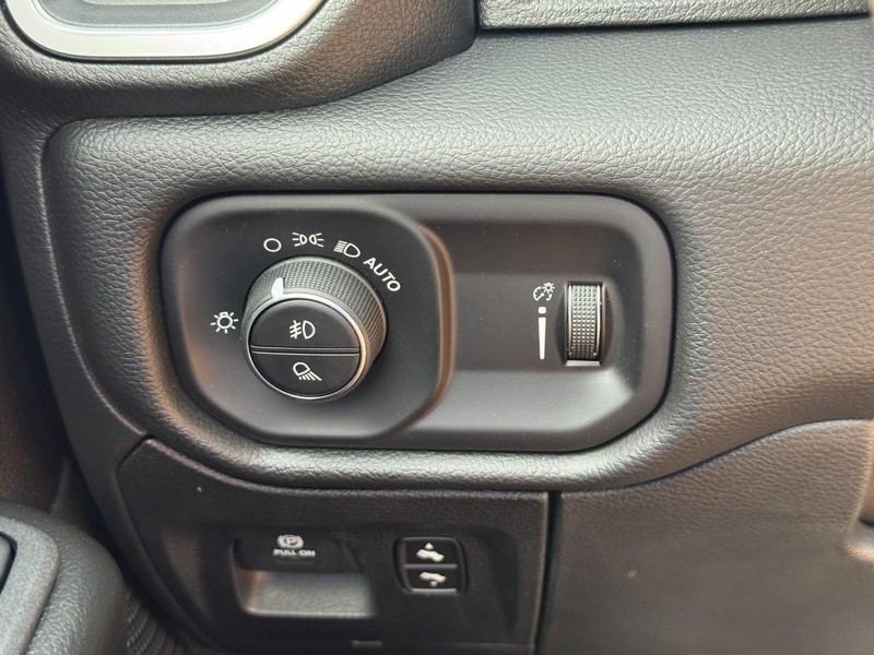 Ram 1500 Vehicle Full-screen Gallery Image 13