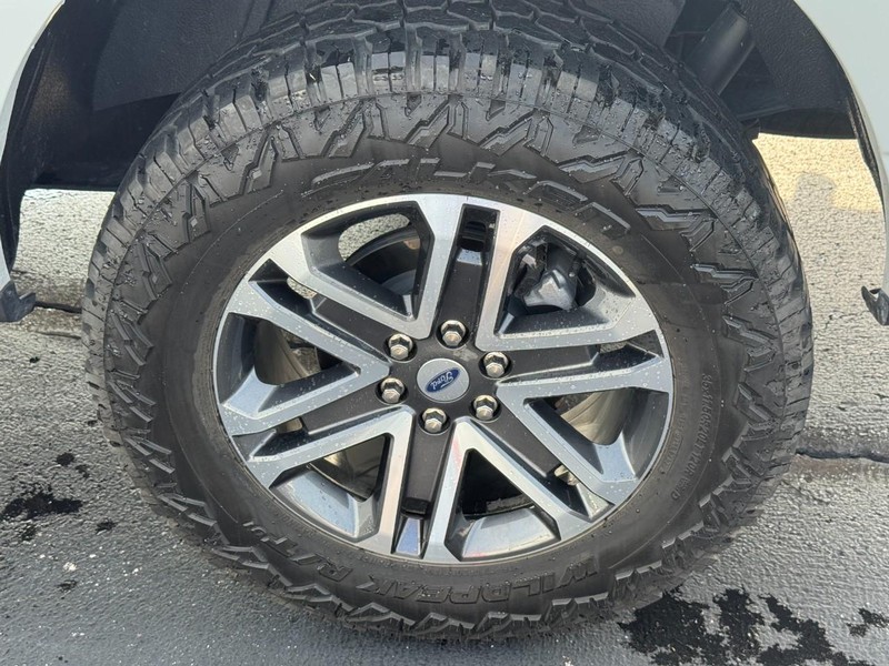 Ford F-150 Vehicle Full-screen Gallery Image 6