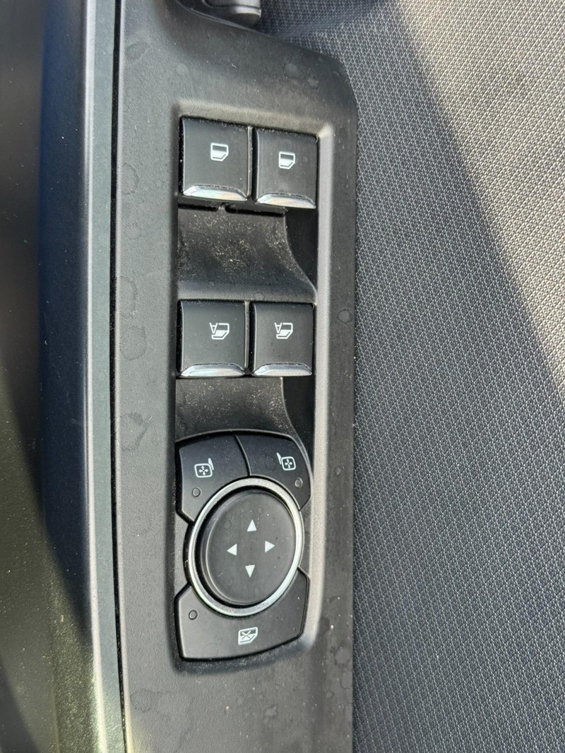 Ford F-150 Vehicle Full-screen Gallery Image 13