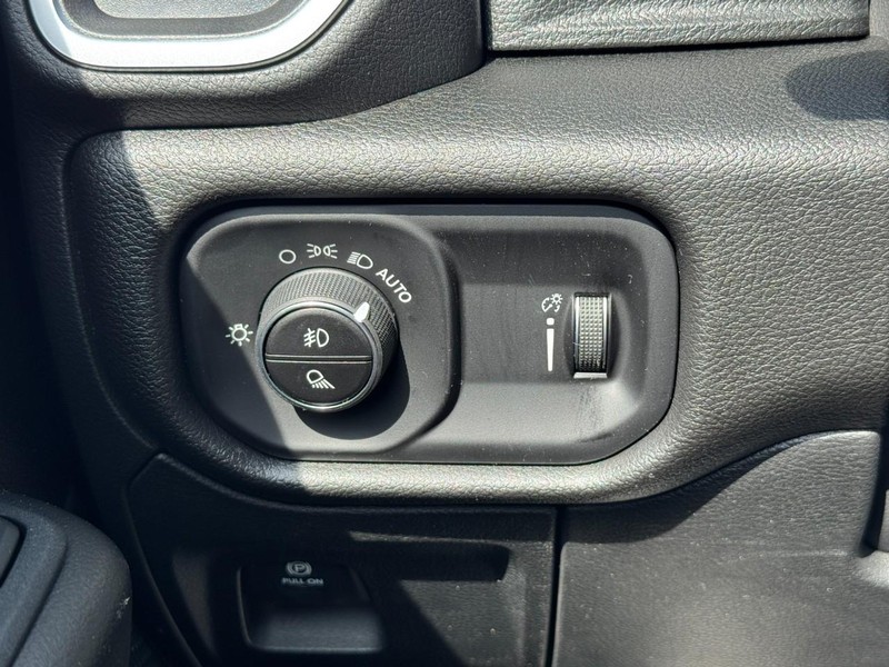 Ram 1500 Vehicle Full-screen Gallery Image 12