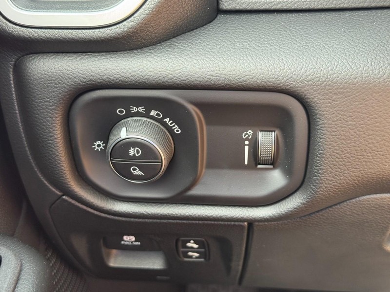 Ram 1500 Vehicle Full-screen Gallery Image 13