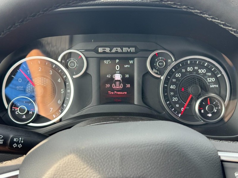 Ram 1500 Vehicle Full-screen Gallery Image 16