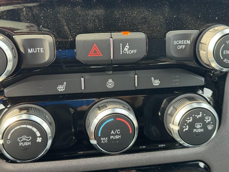 Ram 1500 Vehicle Full-screen Gallery Image 18