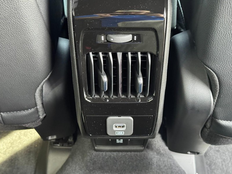 Jeep Compass Vehicle Full-screen Gallery Image 6
