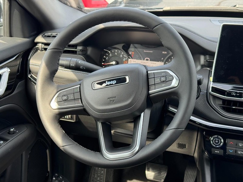 Jeep Compass Vehicle Full-screen Gallery Image 8