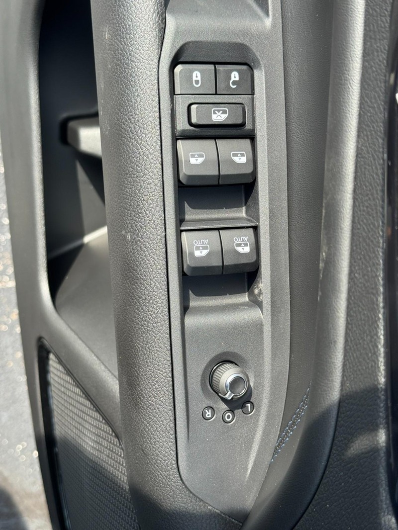 Jeep Compass Vehicle Full-screen Gallery Image 11