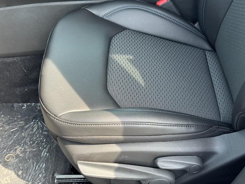 Jeep Compass Vehicle Full-screen Gallery Image 12