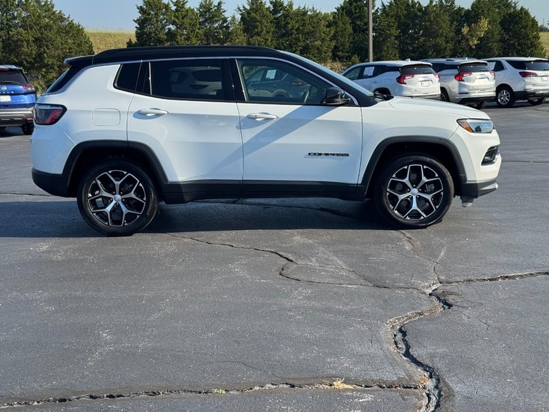Jeep Compass Vehicle Full-screen Gallery Image 2