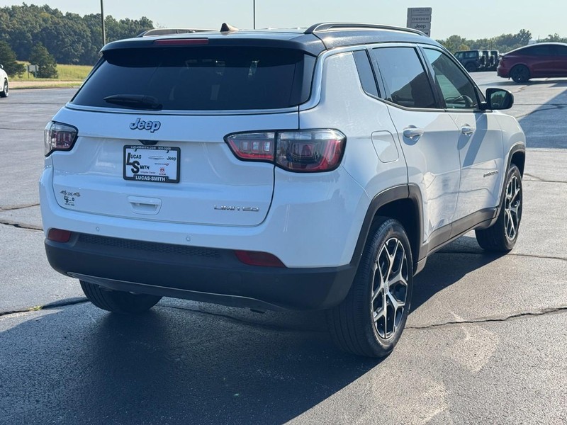 Jeep Compass Vehicle Full-screen Gallery Image 3