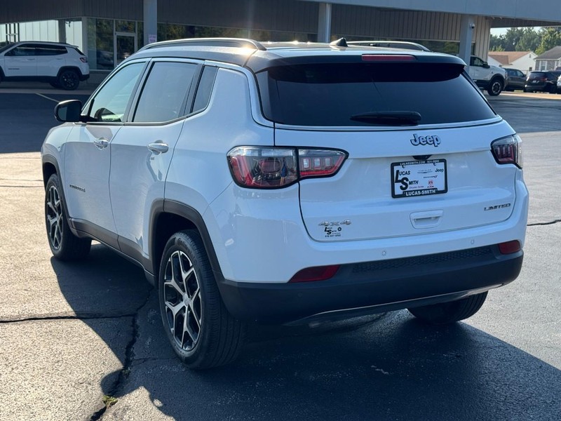 Jeep Compass Vehicle Full-screen Gallery Image 7